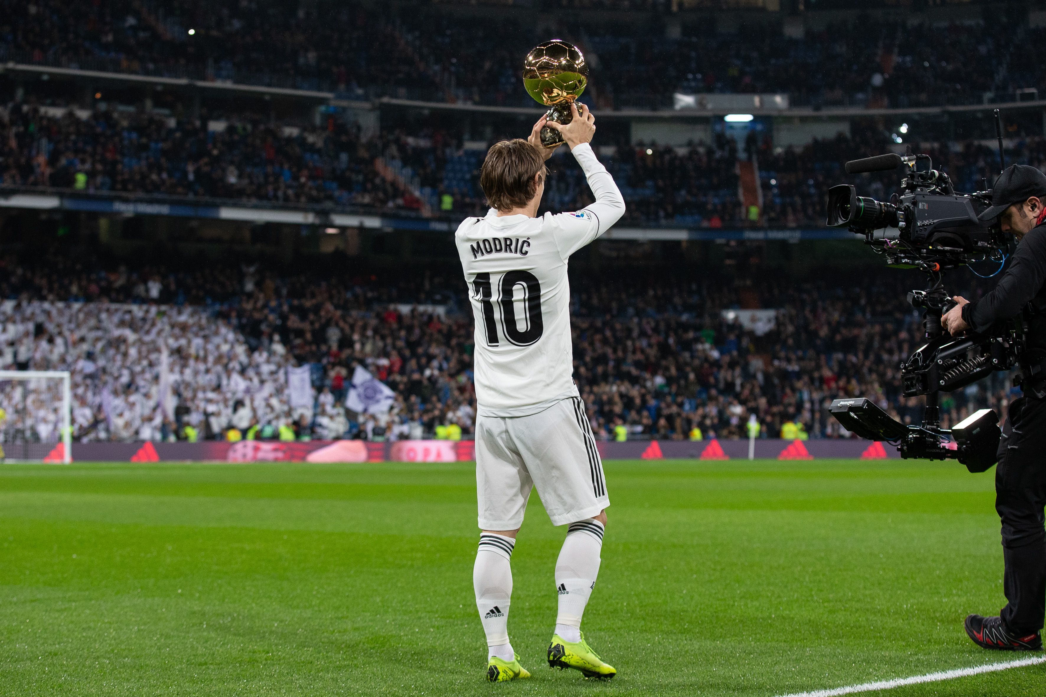 赫迪拉：拜仁从下半场开始就在拖延时间，这不是公平竞赛精神