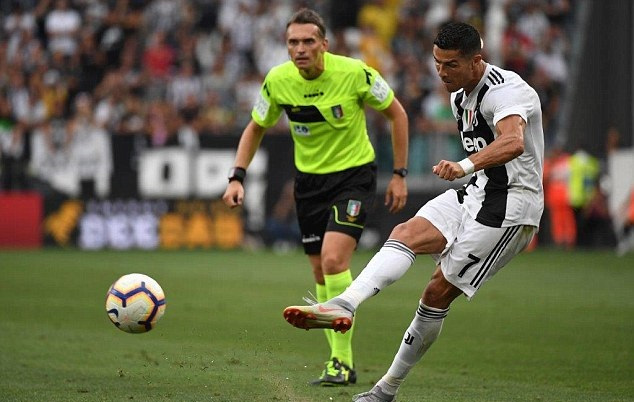 气得双手握拳！