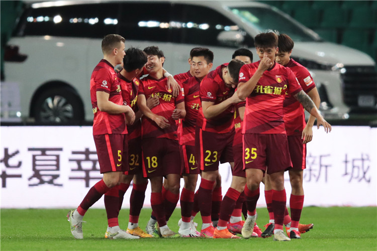 周六012德甲焦点：沃尔夫斯堡中场掌控VS海登海姆残阵重构，抢分与保级的攻防博弈