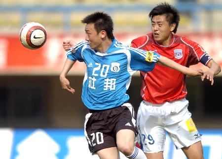 国足首训教练组亲自示范 邵佳一强调团队追求与梦想